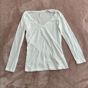 White v- neck long sleeve top